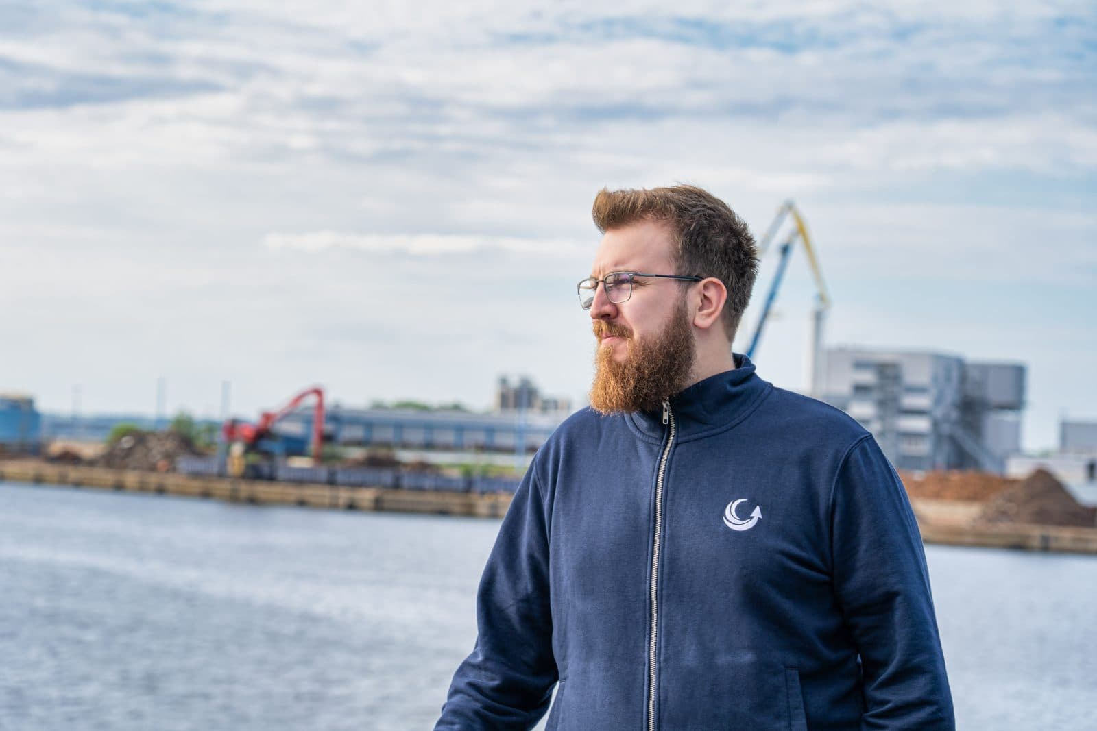 Simon Glowik am Wismarer Hafen