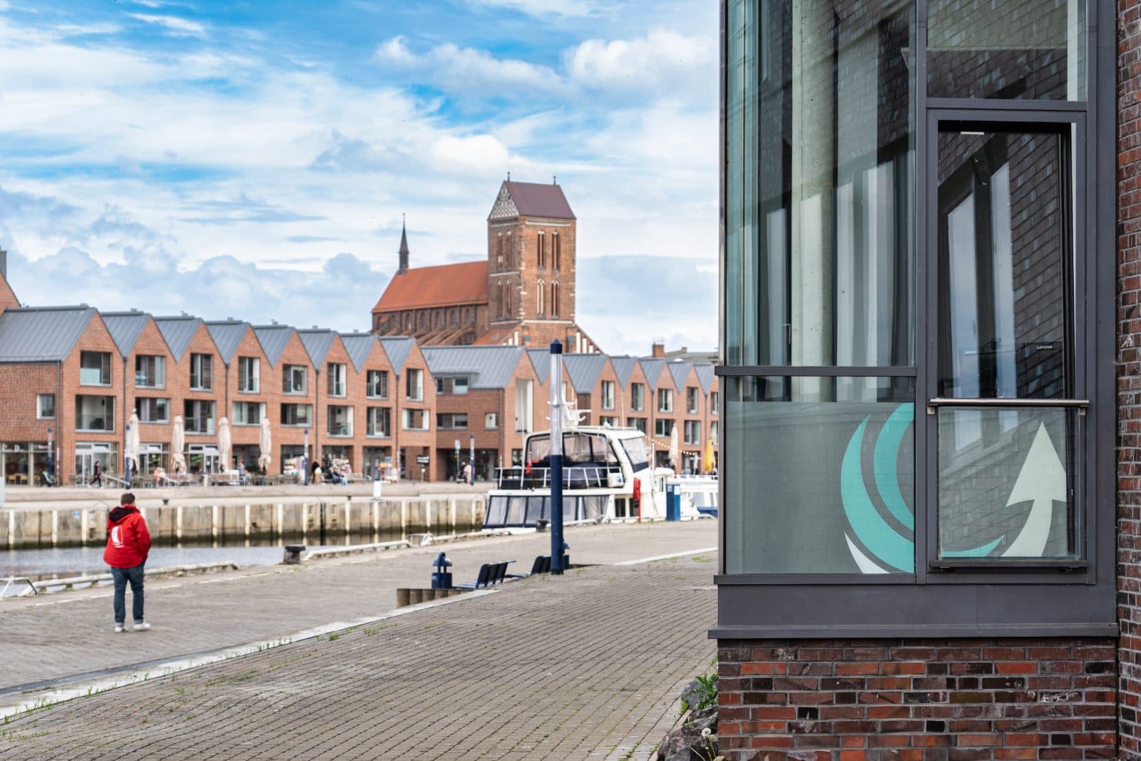 NordFlux Bürofassade mit Logo am Wismarer Hafen