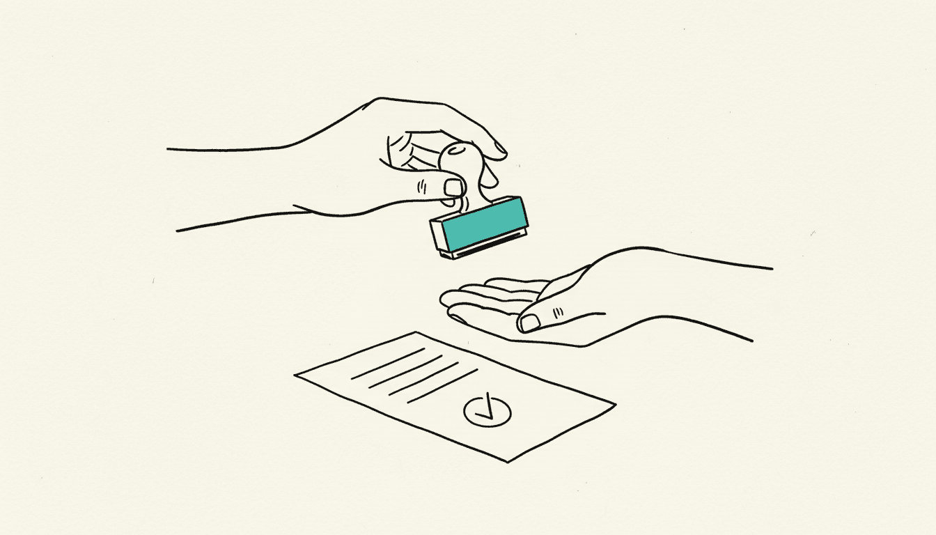 Handgezeichnete Skizze: Eine Hand reicht einer zweiten Hand einen Genehmigungsstempel, darunter ein Dokument mit Häkchen, der Stempel ist türkis ausgefüllt.
