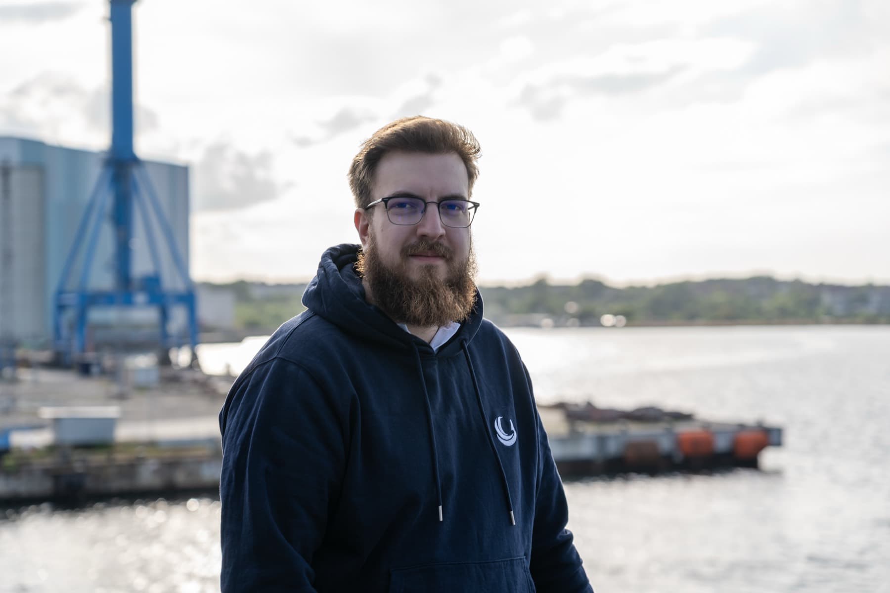 Simon Glowik im NordFlux-Hoodie am Wismarer Hafen