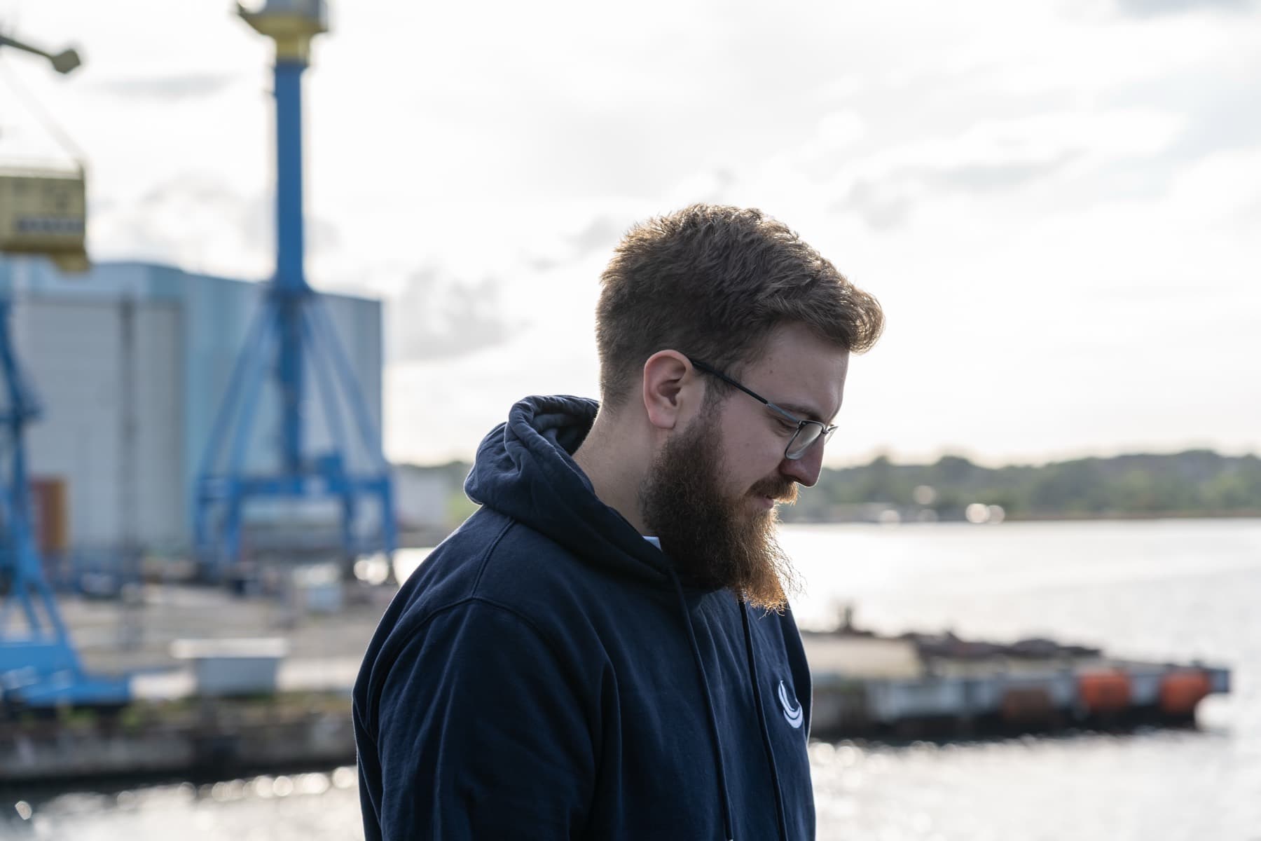 Simon Glowik im NordFlux-Hoodie am Wismarer Hafen, Profil