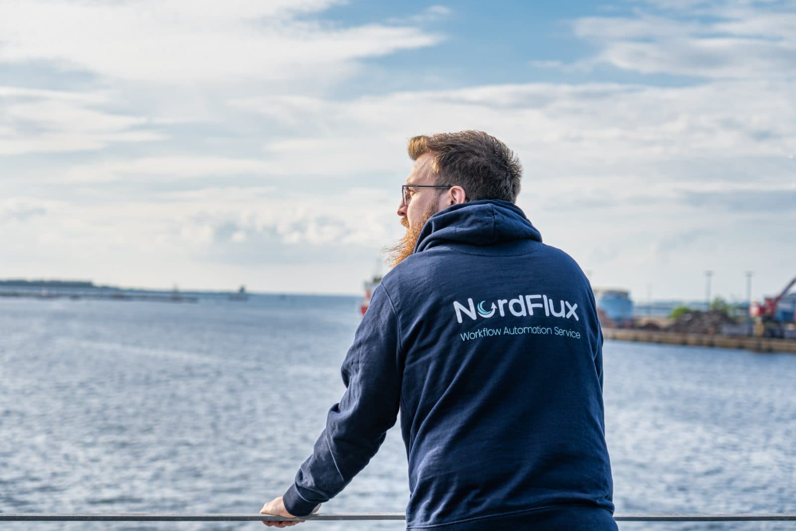 Simon Glowik mit Blick auf das offene Wasser der Ostsee