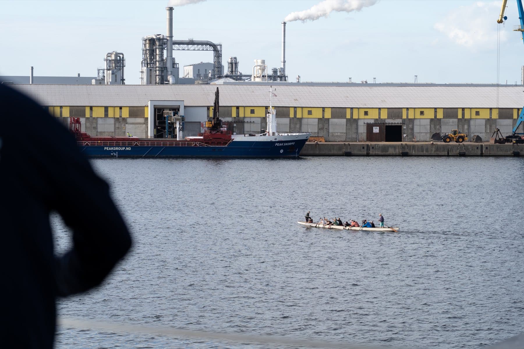 Ruderboot im Wismarer Hafen vor der Hafenkulisse