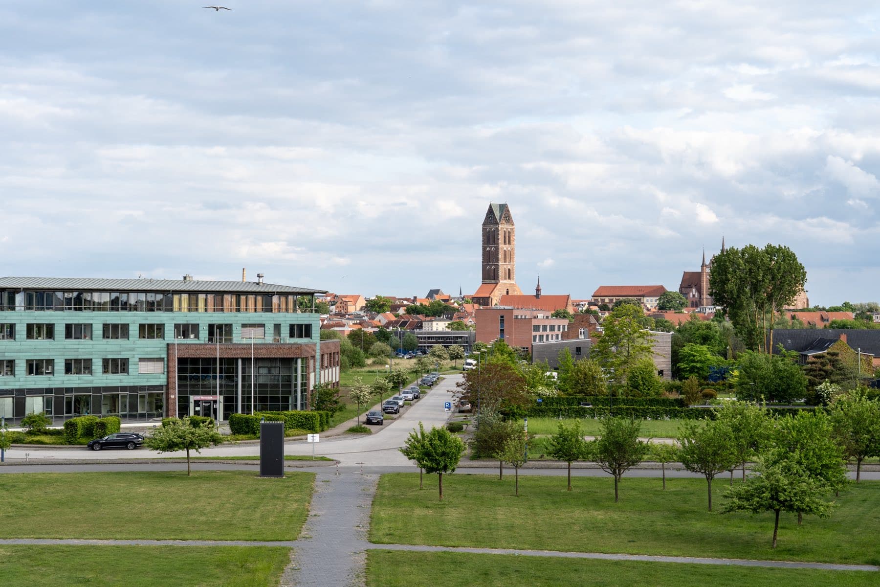 Blick auf Wismar mit der Marienkirche und dem Technologie- und Gewerbezentrum