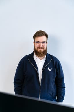 Simon Glowik, Porträt